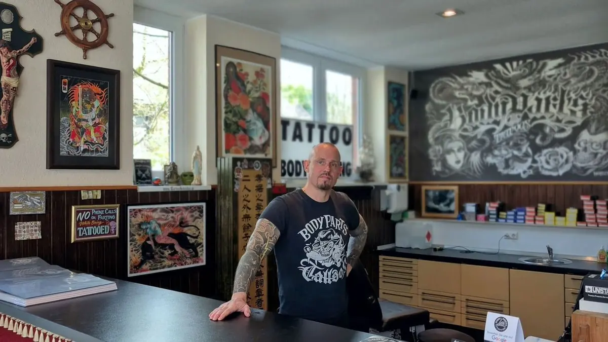 Holger im Studio Body Parts Tattoo Münster, am Tresen