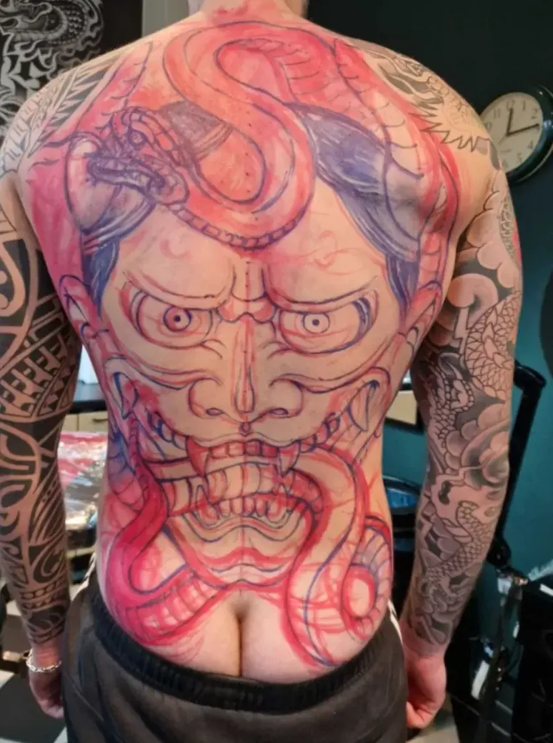 Freehand-Skizze der Hannya-Maske mit Schlange direkt auf dem Rücken